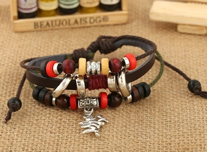 Détail du bracelet en cuir vintage avec perles de bois et pendentif breloque fée Cupidon