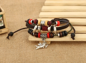 Vue détaillée du pendentif Cupidon et cuir tressé sur bracelet bohème multicouche vintage