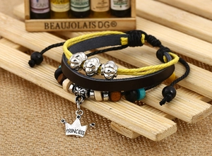 Makroaufnahme von mehrlagigem Lederarmband mit Prinzessin-Krone und Kürbisperlen
