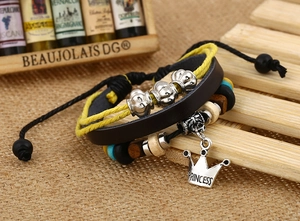 Detailansicht eines Lederarmbands mit Kronenanhänger, PRINCESS-Gravur und bunten Holzperlen
