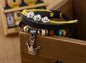 Detail von Lederarmband mit Prinzessin-Kronenanhänger und bunten Holzperlen