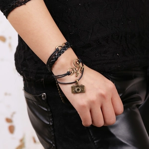 Bracelet multicouche en cuir avec breloques rétro appareil photo, vélo et infini