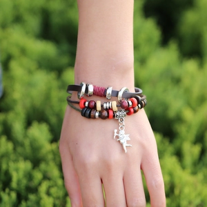 Bracelet multicouche en cuir avec perles en bois et pendentif ange Cupidon argenté