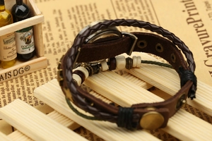 Détail d'un bracelet de montre en cuir tressé multicouche vintage avec perles en bois