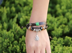 Bracelet multicouche en cuir bohème avec pendentif feuille d'érable porté au poignet
