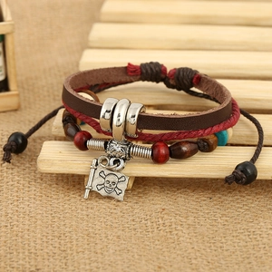 Bracciale multistrato in pelle intrecciata con ciondolo teschio e perle di legno