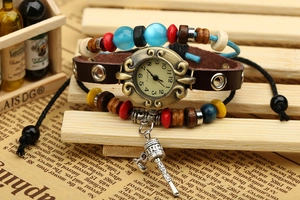 Détail de la montre bracelet en cuir vintage avec perles colorées et cadran en bronze