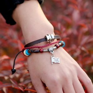 Bracciale multistrato in pelle stile punk con perline colorate e ciondolo a teschio