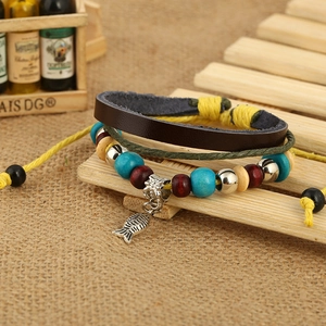 Bracelet multicouche en cuir bohème avec perles en bois et pendentif poisson argent