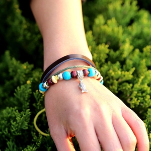 Bracelet multicouche en cuir avec cordon vert, perles colorées et pendentif poisson