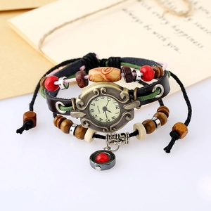 Montre bohème multicouche en cuir avec perles et cadran quartz bronze sur enveloppe