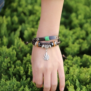 Bracelet multicouche en cuir avec pendentif feuille d'érable et perles en bois