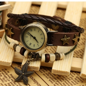 Montre bracelet rétro multicouche en cuir avec pendentif étoile de mer et rivets