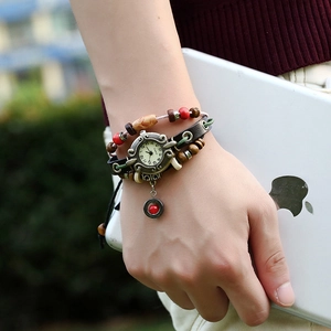Montre bracelet multicouche en cuir style bohème vintage avec perles en bois et boîtier bronze