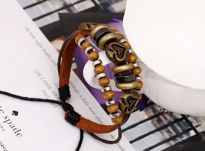 Dettagli del bracciale vintage multistrato in pelle intrecciata con perline e ciondoli a cuore