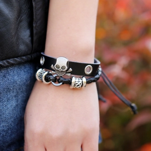 Bracelet punk en cuir pour homme avec breloque crâne argentée et couches tressées
