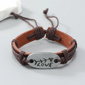 Dettaglio del bracciale in pelle vintage con placca in metallo incisa LOVE