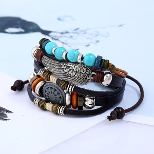 Bracelet multicouche en cuir avec perles turquoise et breloques ailes argentées