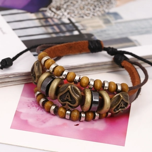 Bracciale multistrato in pelle retrò con perline e ciondolo a picche A in bronzo antico