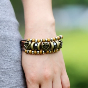 Bracciale multistrato in pelle e perline con ciondoli a cuore in bronzo e lettera iniziale A