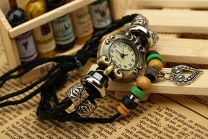 Gros plan sur la montre bracelet bohème multicouche en cuir et perles avec cœur