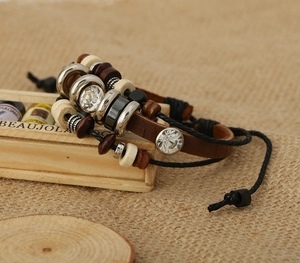 Bracelet multicouche vintage en cuir avec cristaux blancs et perles en bois style boho