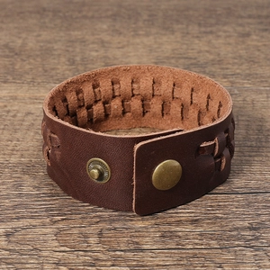 Bracelet en cuir marron tressé rétro avec boutons pression bronze sur bois