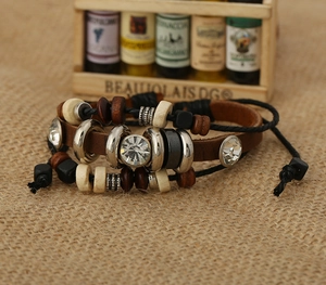 Détail macro du bracelet en cuir multicouche avec trois cristaux et perles en bois