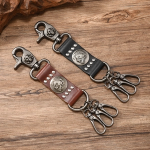 Punk Leder Schlüsselanhänger mit Totenkopf und robusten Haken in Schwarz und Braun