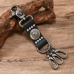 Nahaufnahme von Punk Leder Schlüsselanhänger mit Totenkopf-Emblem und Vintage-Clips