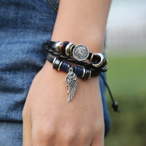 Bracciale multistrato in pelle vintage con perline argentate e ciondolo ala di rosa