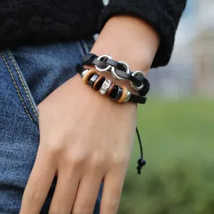 Bracelet multicouche punk en cuir avec anneaux métalliques, perles bois et strass