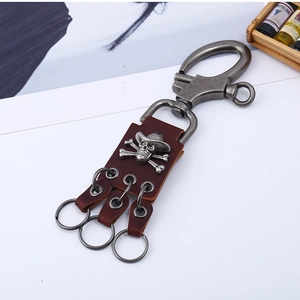 Portachiavi in pelle retrò con teschio in argento vintage e tre anelli di metallo