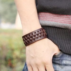 Bracelet en cuir marron tressé pour homme avec une texture tissée multicouche robuste