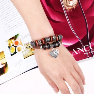 Bracelet multicouche bohème en cuir avec breloque cœur et perles sur la main