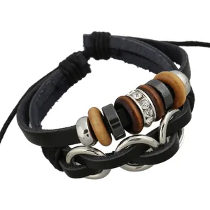 Bracelet punk multicouche en cuir avec chaînes argentées et perles de bois sur fond blanc