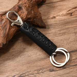 Porte-clés punk en cuir noir fait main avec coutures en croix et fermoir mousqueton