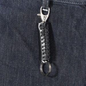 Porte-clés artisanal en cuir noir avec coutures croisées et mousqueton métallique