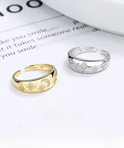 Détail de bagues S925 en argent sterling étoile et lune avec zircons sur magazine