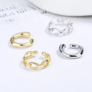 Makro-Detail von 925er Sterlingsilber Kette und glatten C-förmigen Ear Cuff Sets