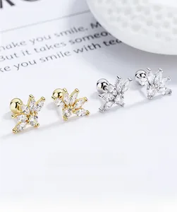 Détail de boucles d'oreilles fleurs en argent 925 avec zircons marquise et fermoirs à vis