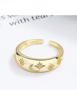Détail de la bague en argent S925 avec motif lune étoile gravé et incrustation zircon