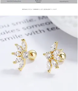 Détail de boucles d'oreilles fleur en argent 925 avec zircons marquise et fermoir à vis