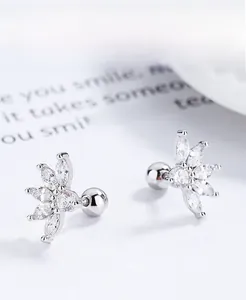 Gros plan sur boucles d'oreilles pétales en argent S925 serties de zircons marquise