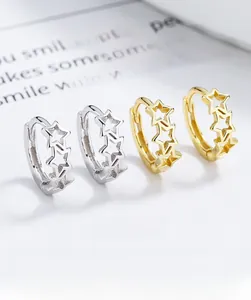 Vue détaillée des créoles étoiles ajourées en or et argent en argent sterling 925