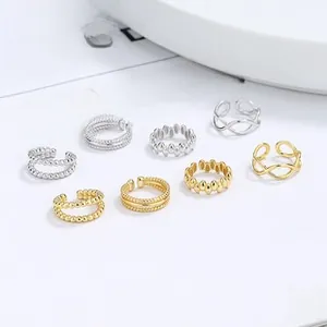 Makroaufnahme von 8-teiligem Set aus goldenen und silbernen geometrischen Ohrringen und Ringen