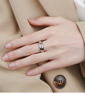 Détail d'une bague en argent 925 avec lune et étoiles portée sur main, style vintage