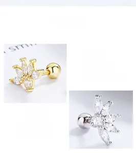 Détail de boucles d'oreilles fleurs en argent 925 avec pierres marquises et fermoir à vis