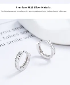 Détail de boucles d'oreilles créoles en argent 925 avec zircons blancs carrés sertis rail