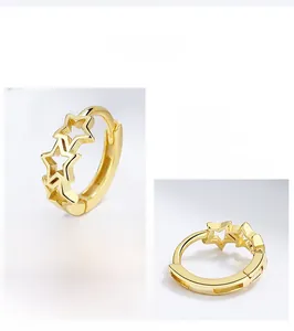 Vue détaillée de boucles d'oreilles étoiles évidées en or poli avec finition en argent 925